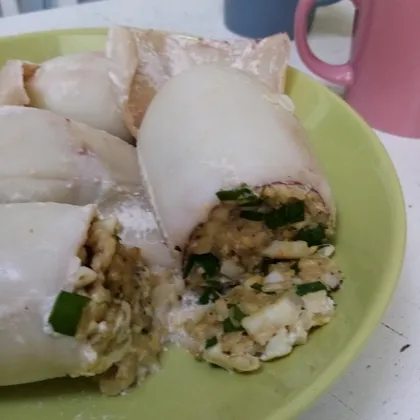 Кальмары фаршированные рисом, яйцом и зелёным луком
