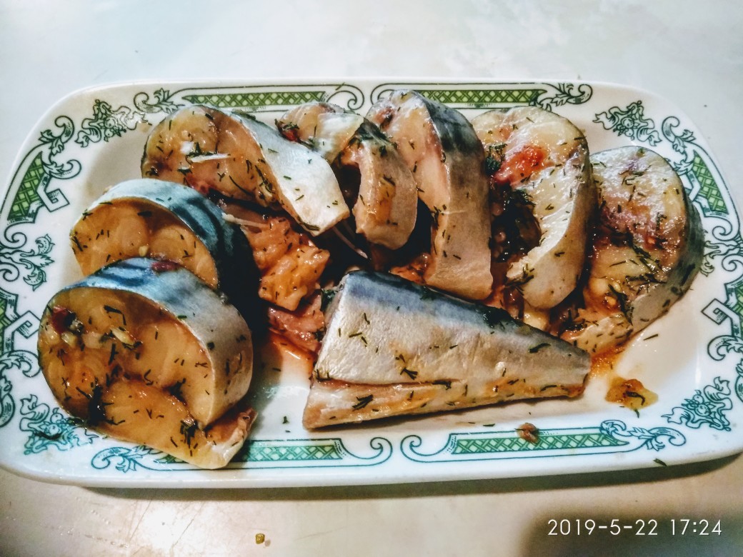 Маринования скумбрия с томатами