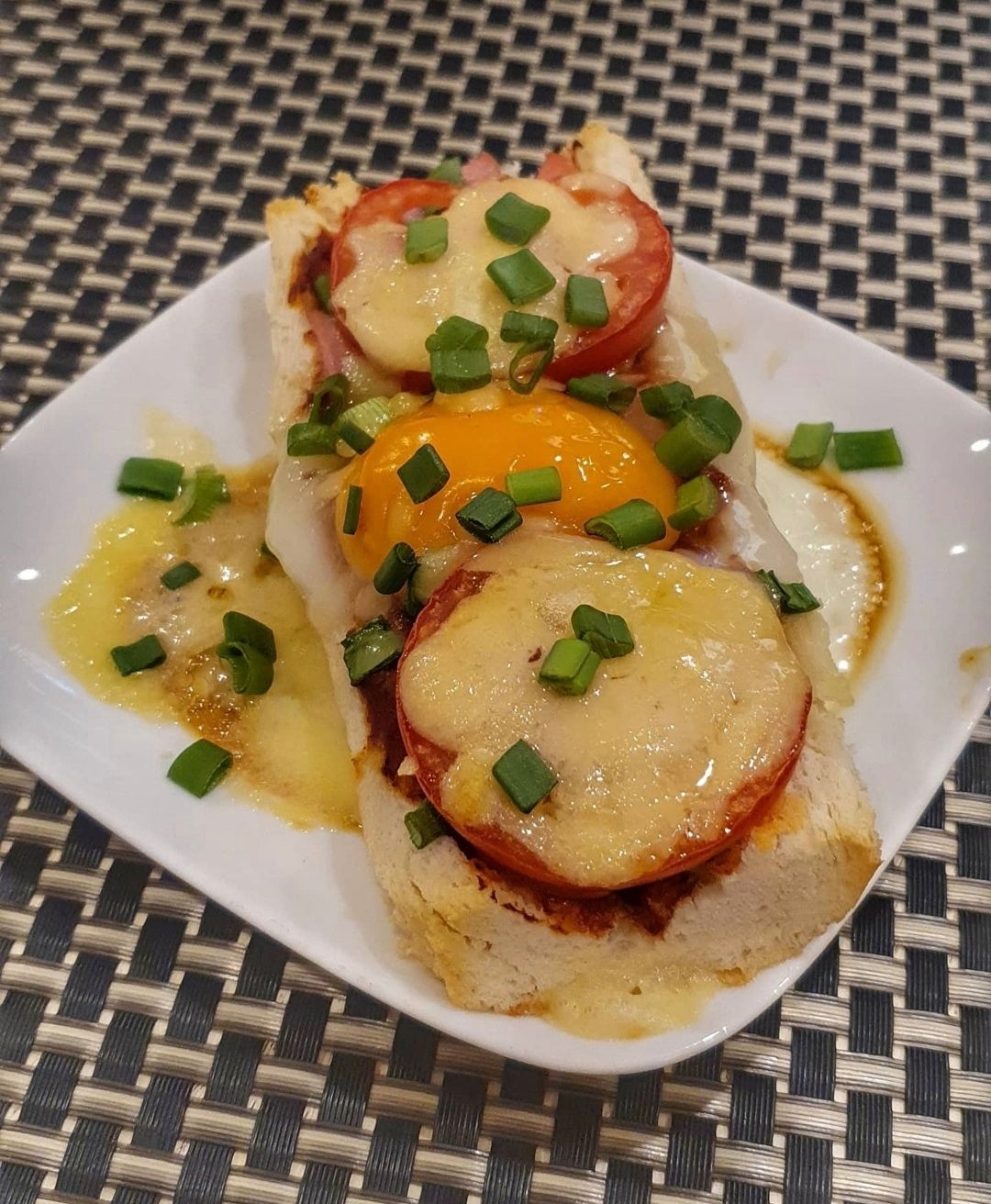Брускетта с яйцом, сыром и томатами
