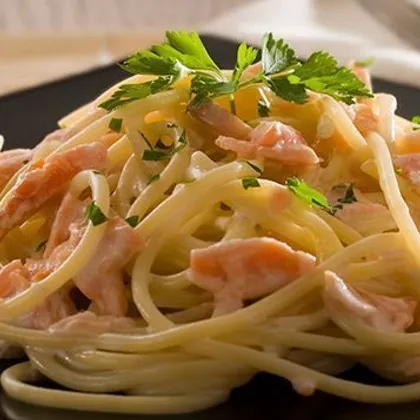 Спагетти с кабачками в сметане с вяленым лососем (паста сальмоне-дзукини)