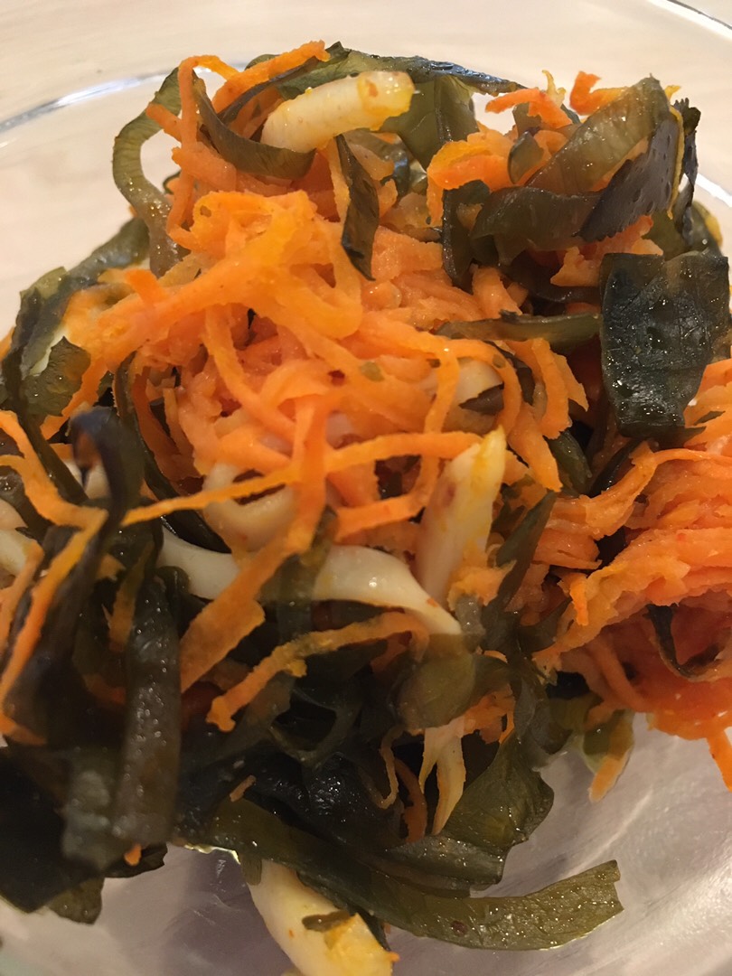 Салат из морской капусты с кальмарами и морковью