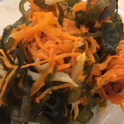 Салат из морской капусты и острой моркови с кальмарами