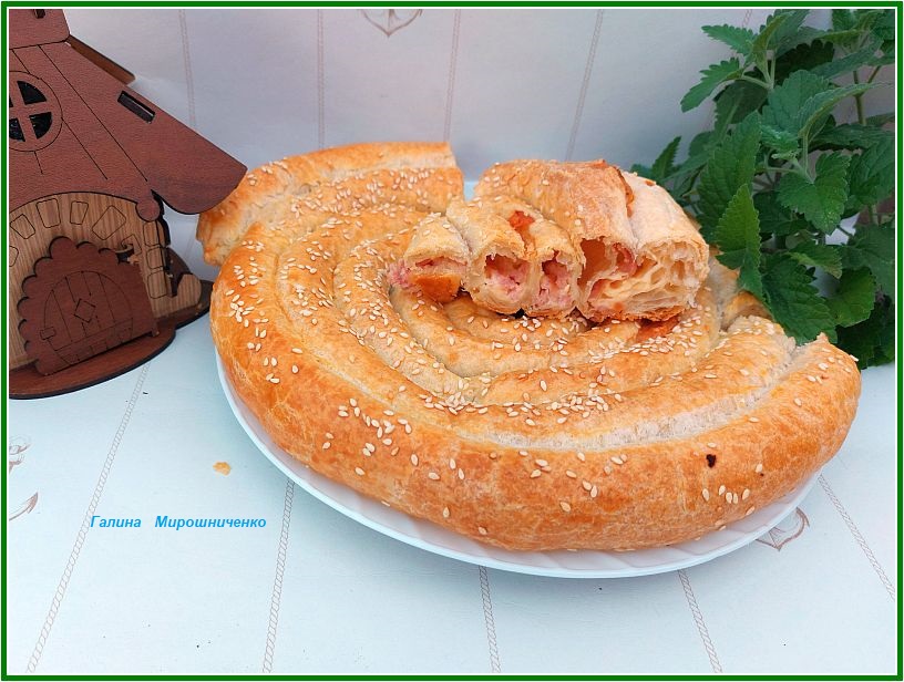 Пирог "Улитка" с сыром и ветчиной