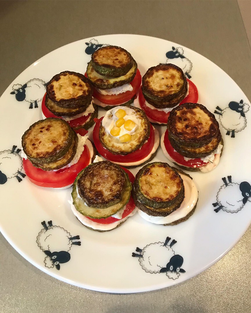 Башенки из кабачка, помидора и сыра