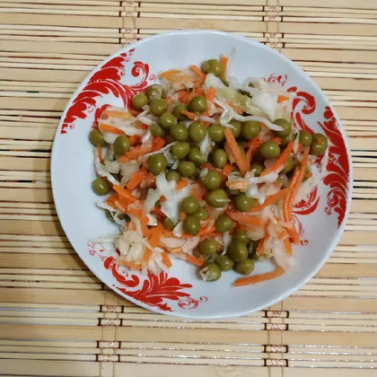 Салат из квашеной капусты и корейской моркови
