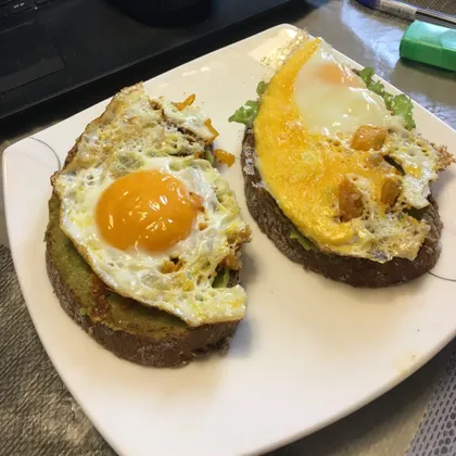 Бутерброд с авокадо и яичницей