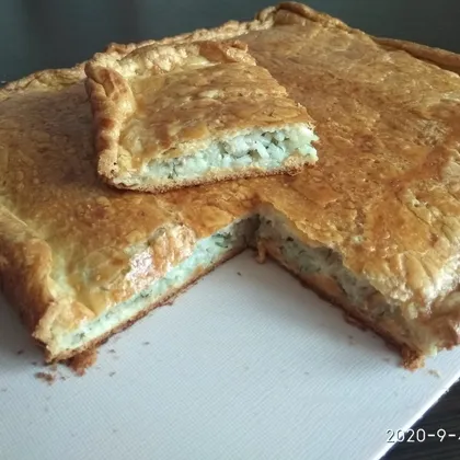 Пирог из слоеного теста с фаршем и сыром