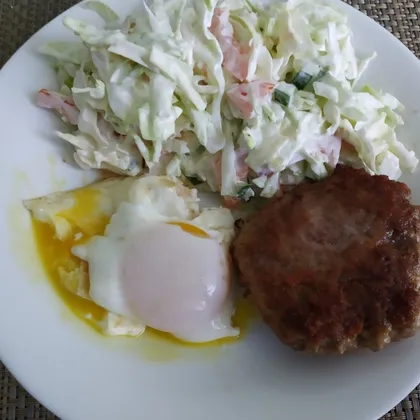 Яйца жареные с котлетой + салат