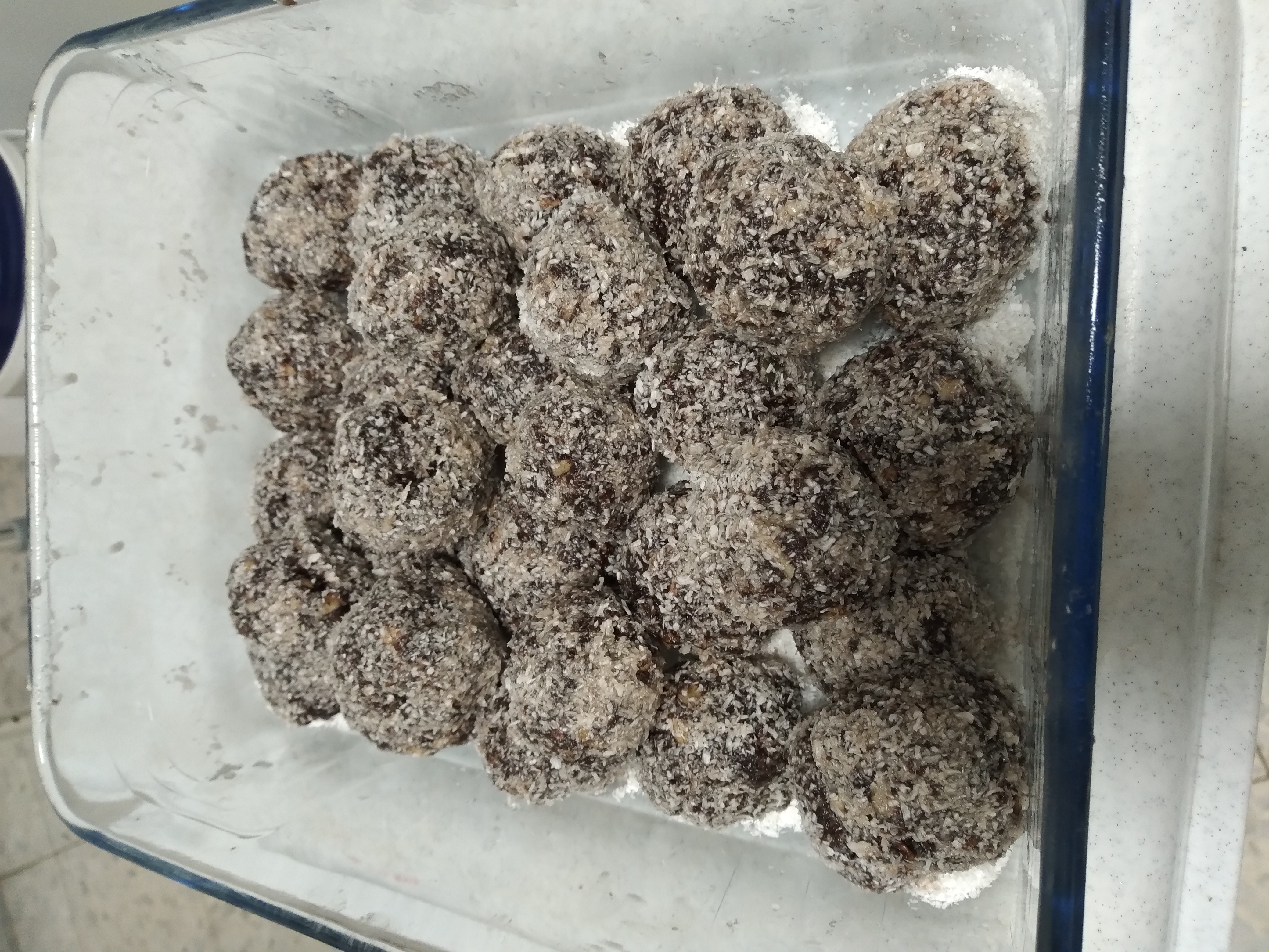 Шоколадные шарики с семечками и орехами