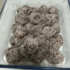 Шоколадные шарики с семечками и орехами