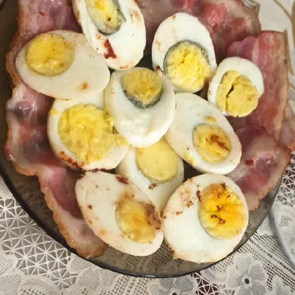 Жареные вареные яйца с беконом