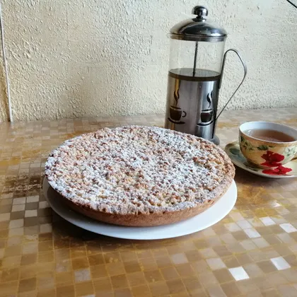 Песочный пирог с глазированными яблоками и корицей