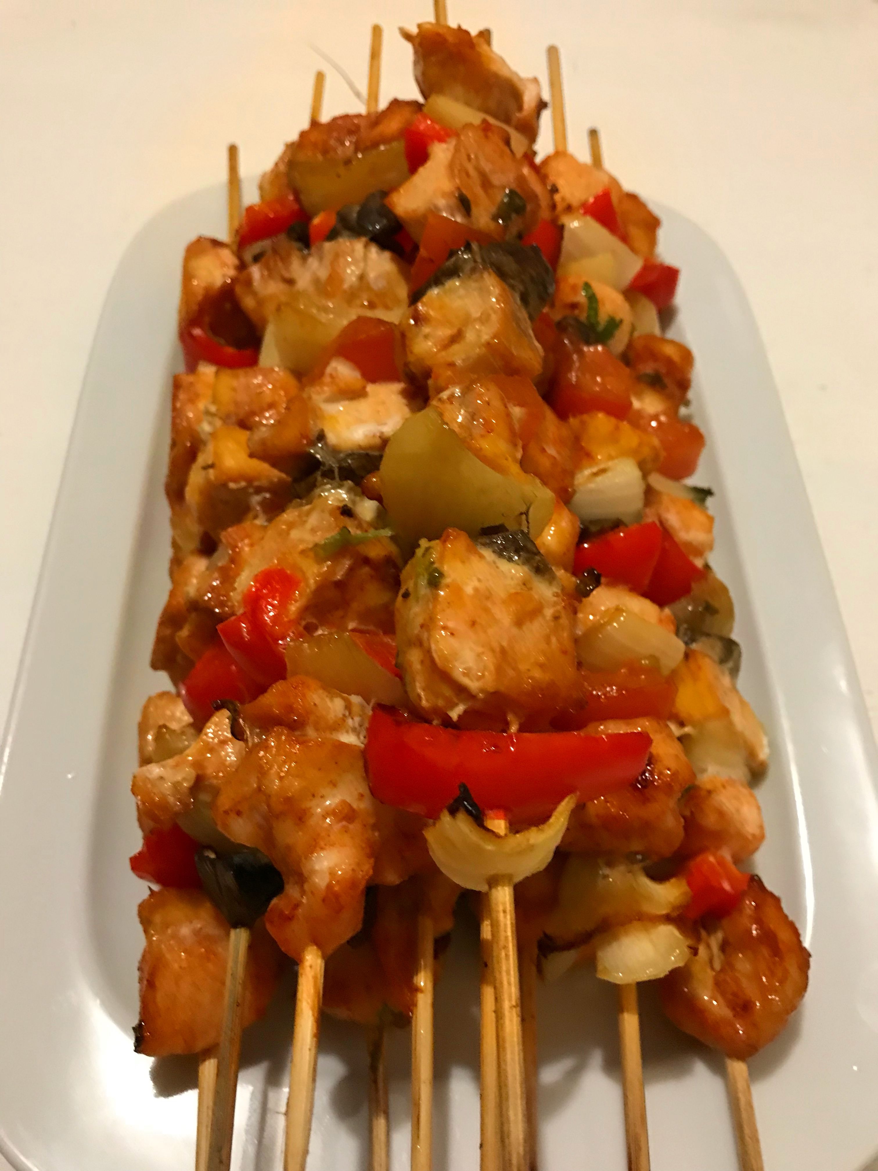 Новогодние шашлычки из курицы с овощами