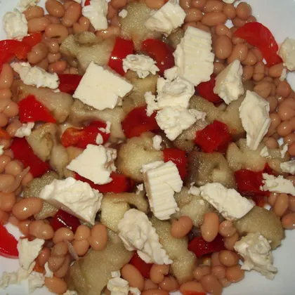Марокканский салат с баклажанами, фасолью и козьим сыром