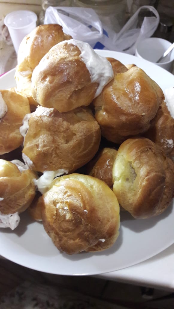 Профитроли со взбитыми сливками