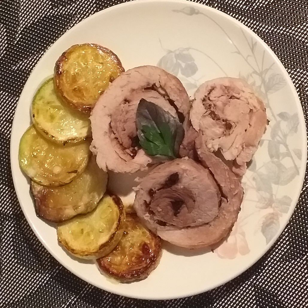 Рулет из свинины с барбарисом и чесноком