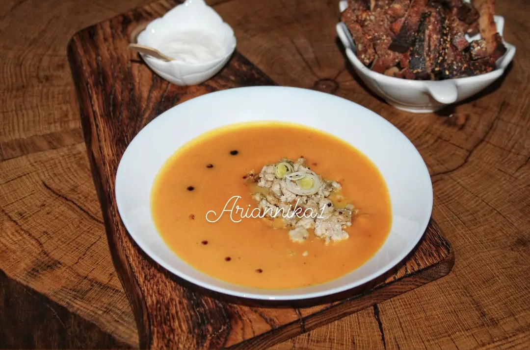Тыквенный крем-суп с пореем и фаршем