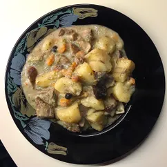 Картошка тушёная с мясом и грибами