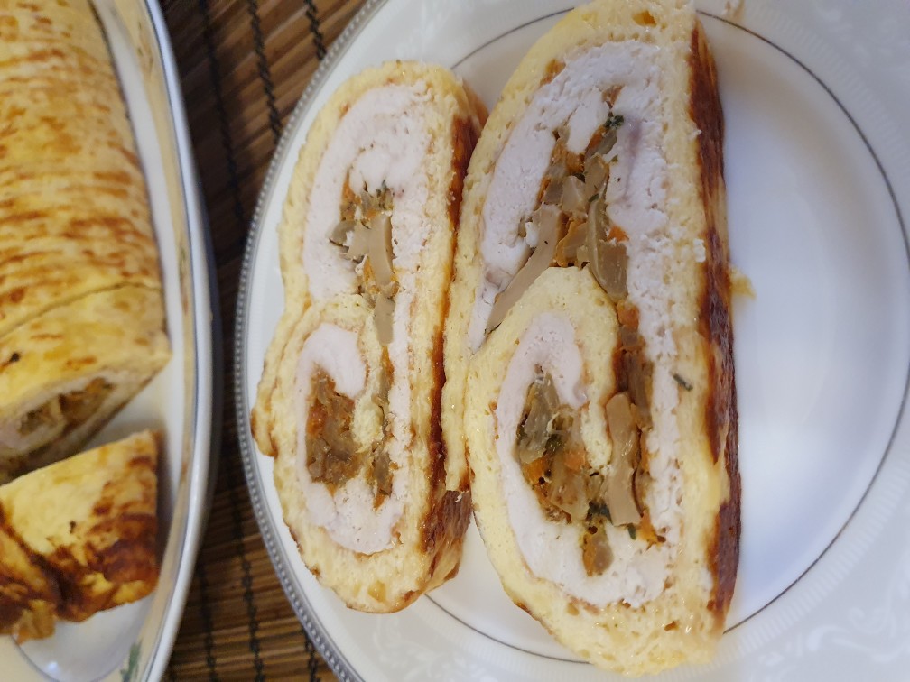 Рулет сырный с курицей и грибами