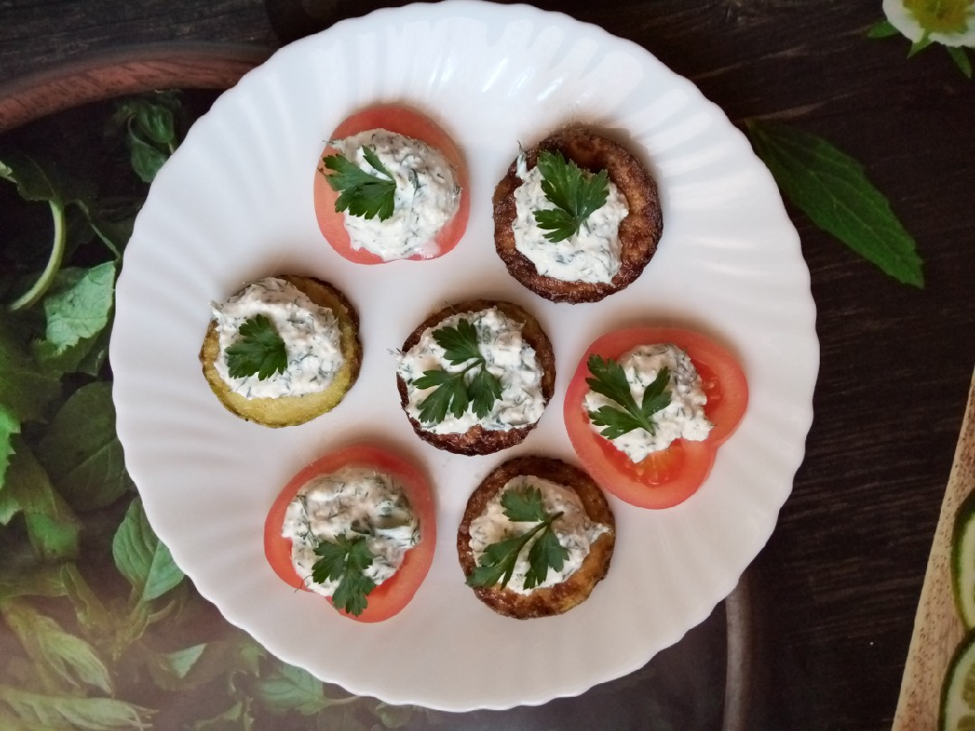 ПП закуска с цукини, помидорами и творожной пастой