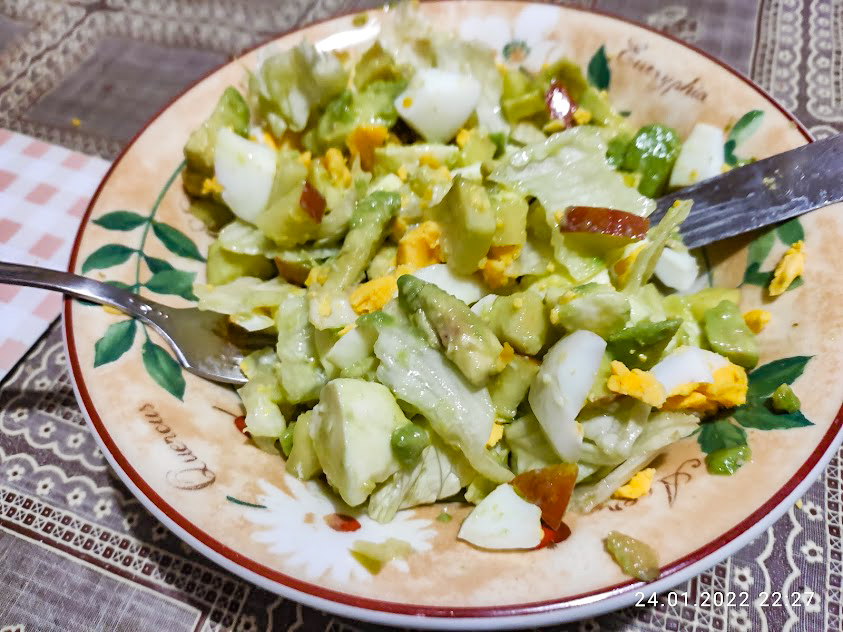 Салат с моцареллой и авокадо