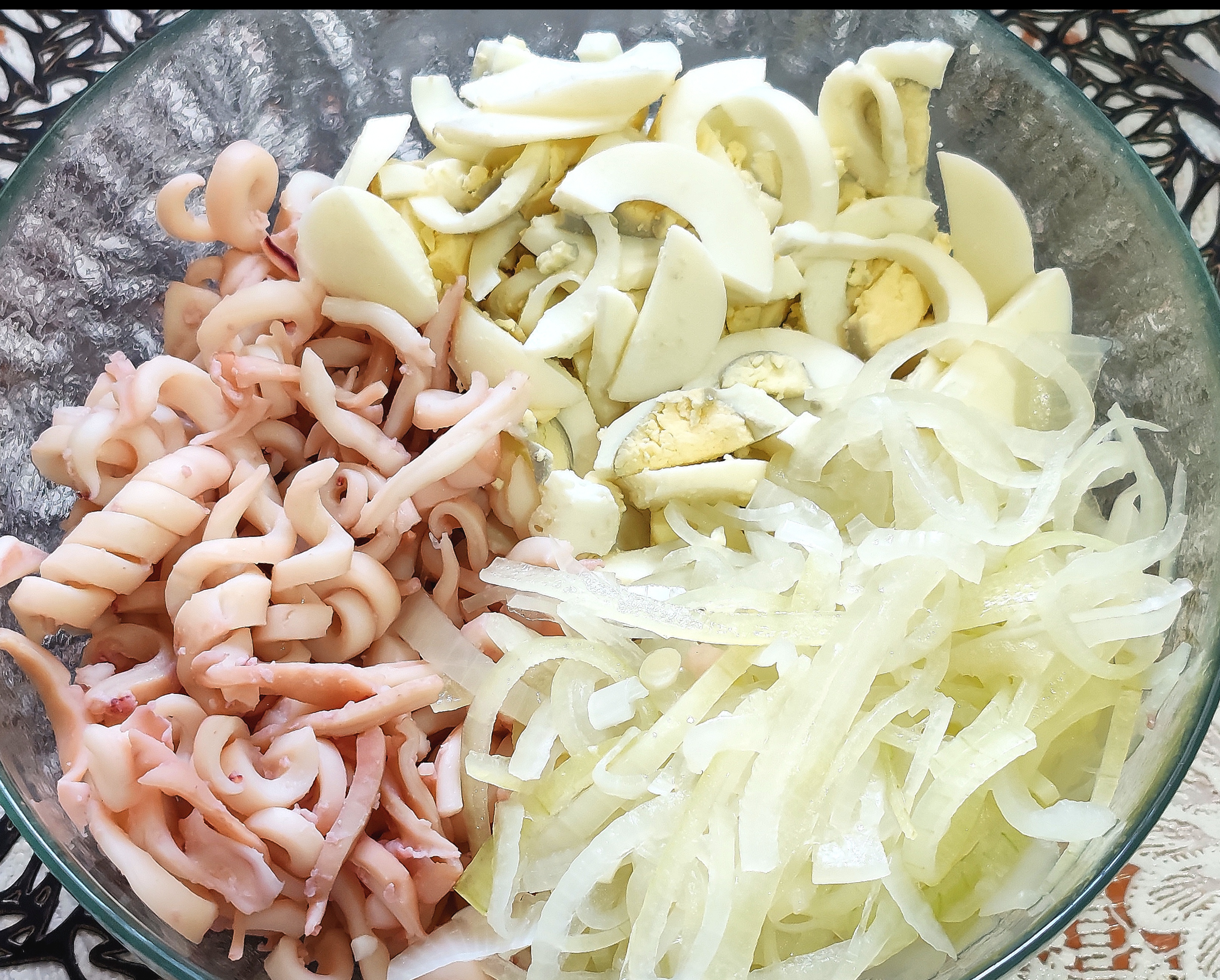 Салат с кальмаром, яйцом и луком