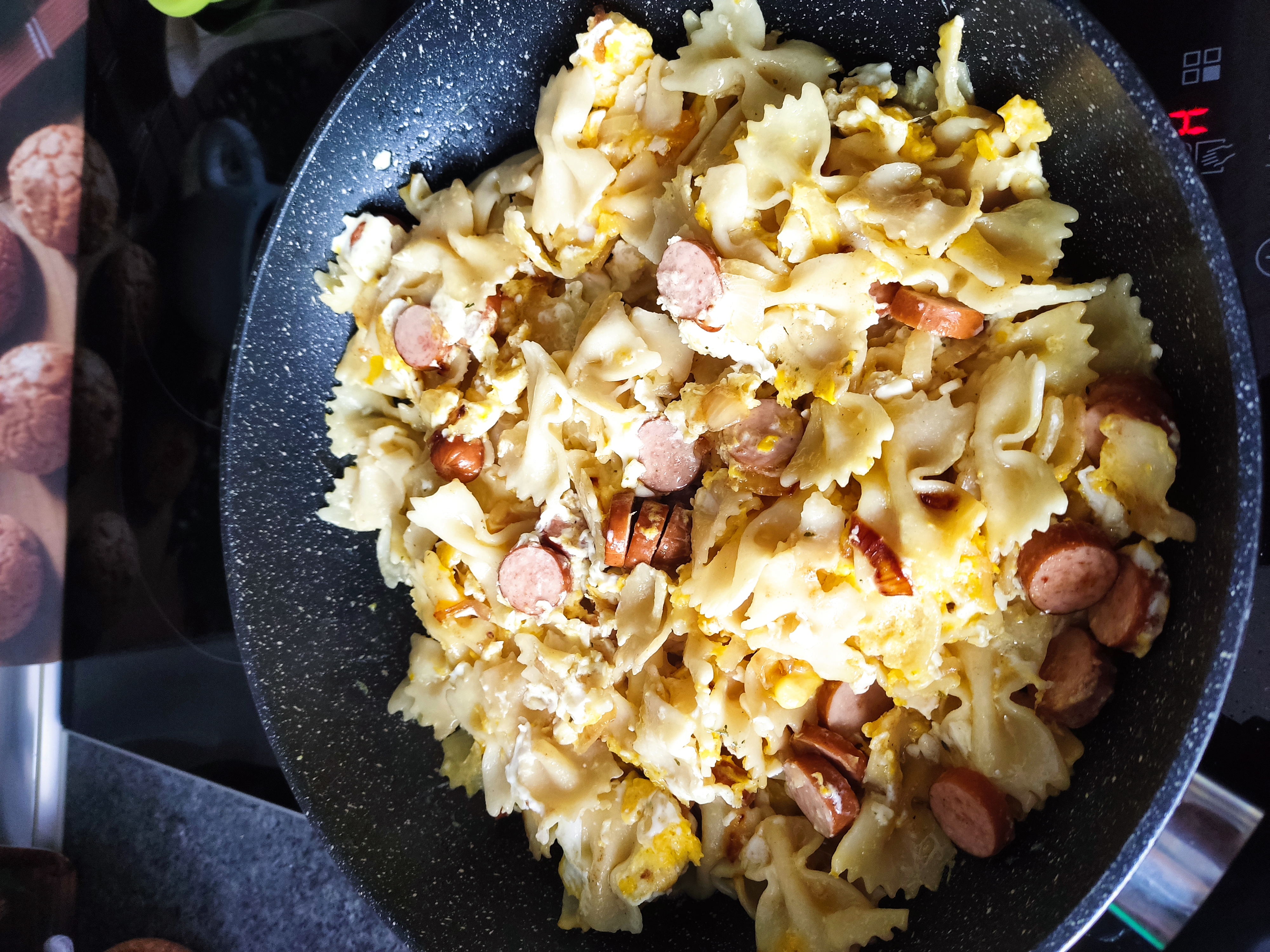 Макароны с сосисками и яйцами на скорую руку