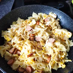 Макароны с сосисками и яйцами на скорую руку 