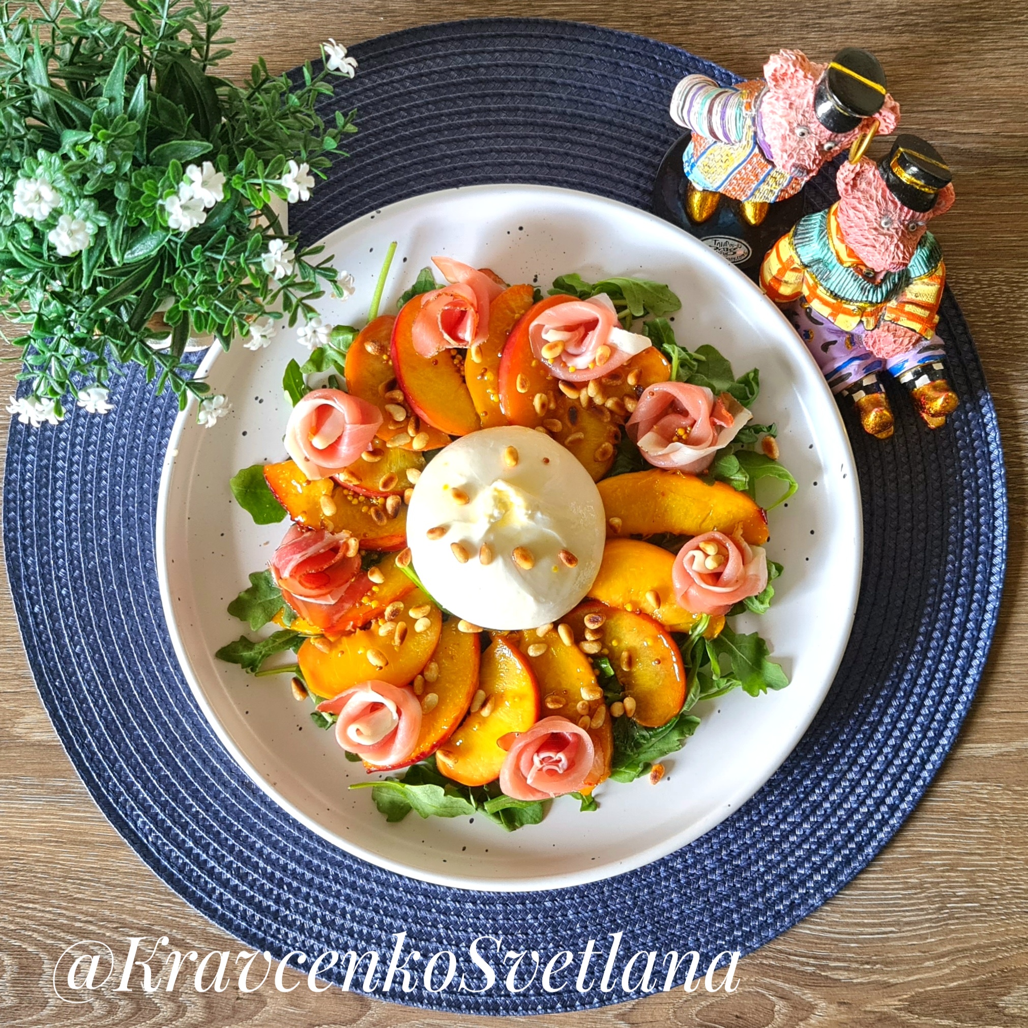 Салат с карамелизированными персиками и бурратой