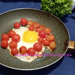 Яичница-глазунья с помидорами черри 