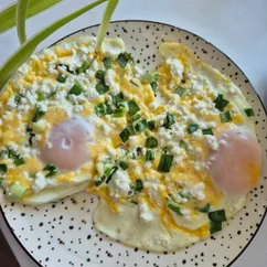Яичница с творогом и сыром 