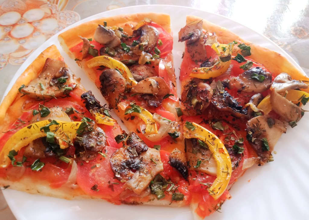 Пицца с колбасой, помидорами, грибами и перцем