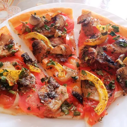Постная пицца с грибами, помидорами, перцем и пряностями