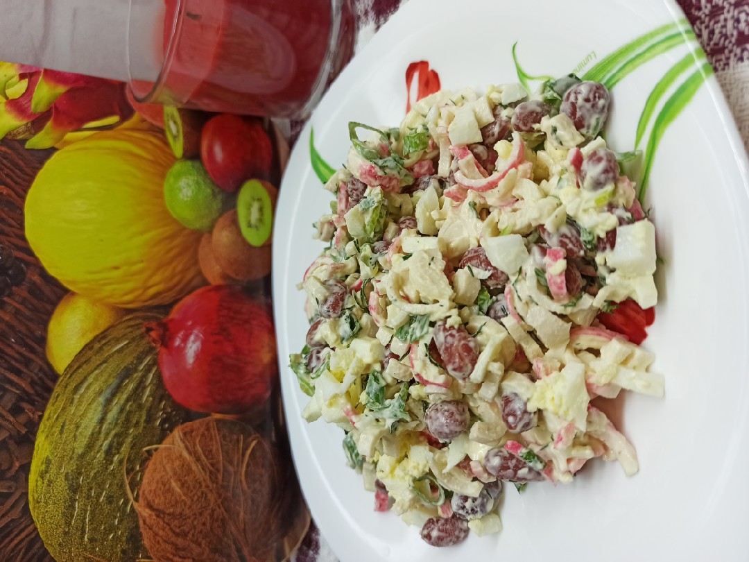 Вариант 1: Крабовый салат с фасолью - классический рецепт