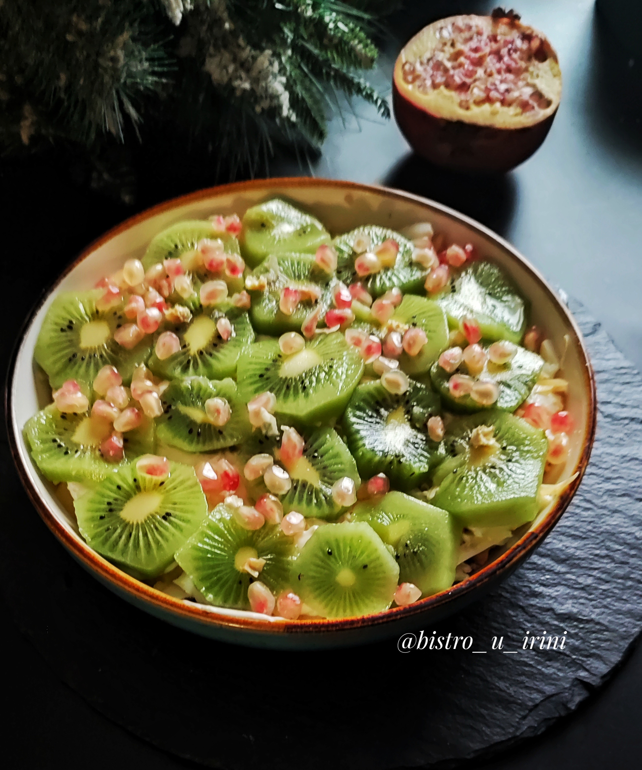 Слоеный куриный салат с киви, ананасами и грибами рецепт – Авторская кухня: Салаты. «Еда»