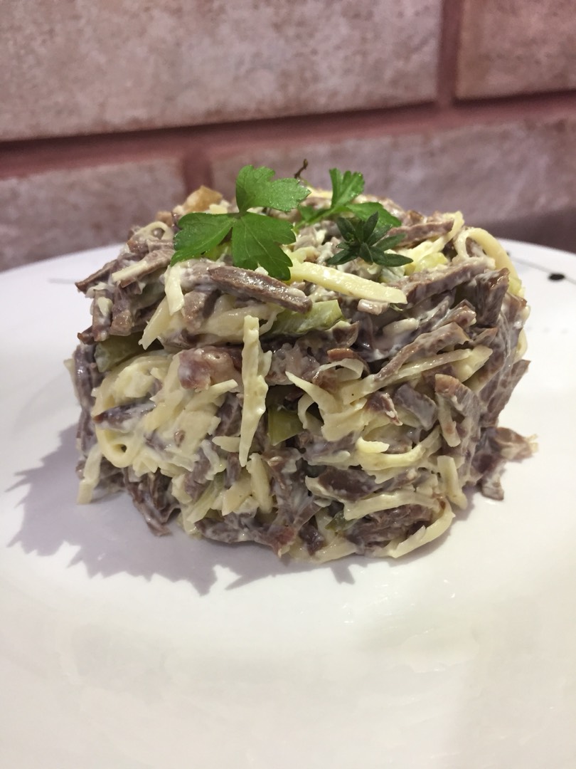 Салат из свиного сердца с маринованным луком рецепт с фото пошагово - ремонты-бмв.рф