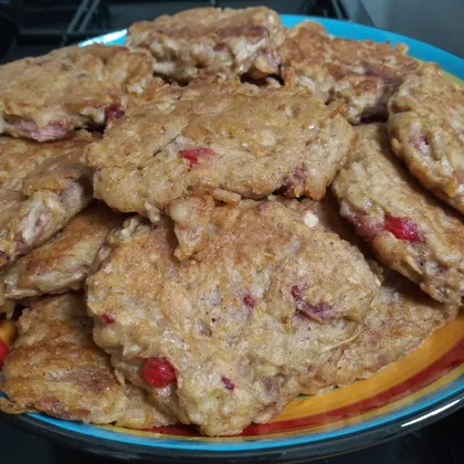 Оладьи с яблоками и ягодами