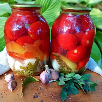 Маринованные помидоры, болгарский перец и лук. Маринад с базиликом