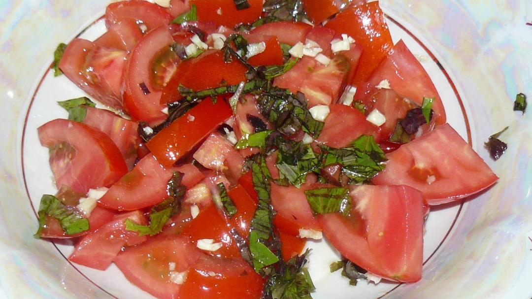 Салат из помидоров, моцареллы и базилика (Капрезе)