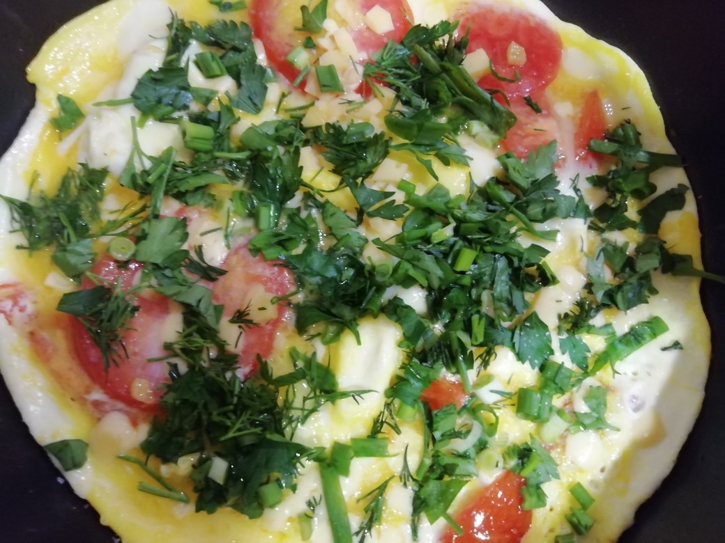 Яичница из перепелиных яиц с помидорами и колбасой