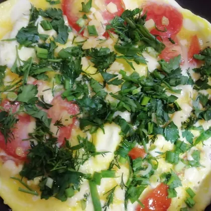 Яичница с помидорами, зеленью и сыром