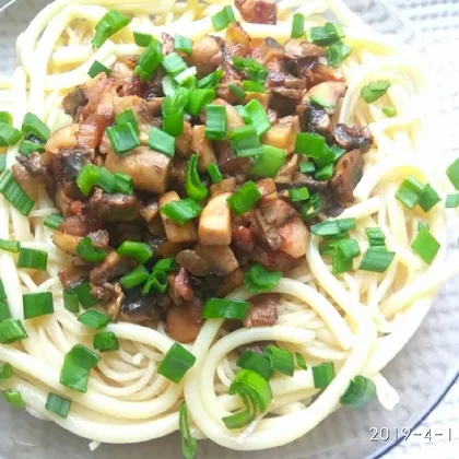 Спагетти с сырокопченой грудинкой и грибами