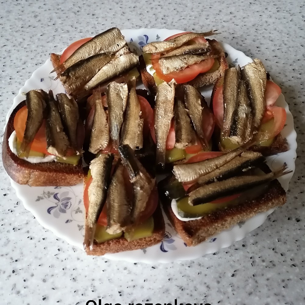 Горячие бутерброды со шпротами и сыром в духовке - рецепт с фото
