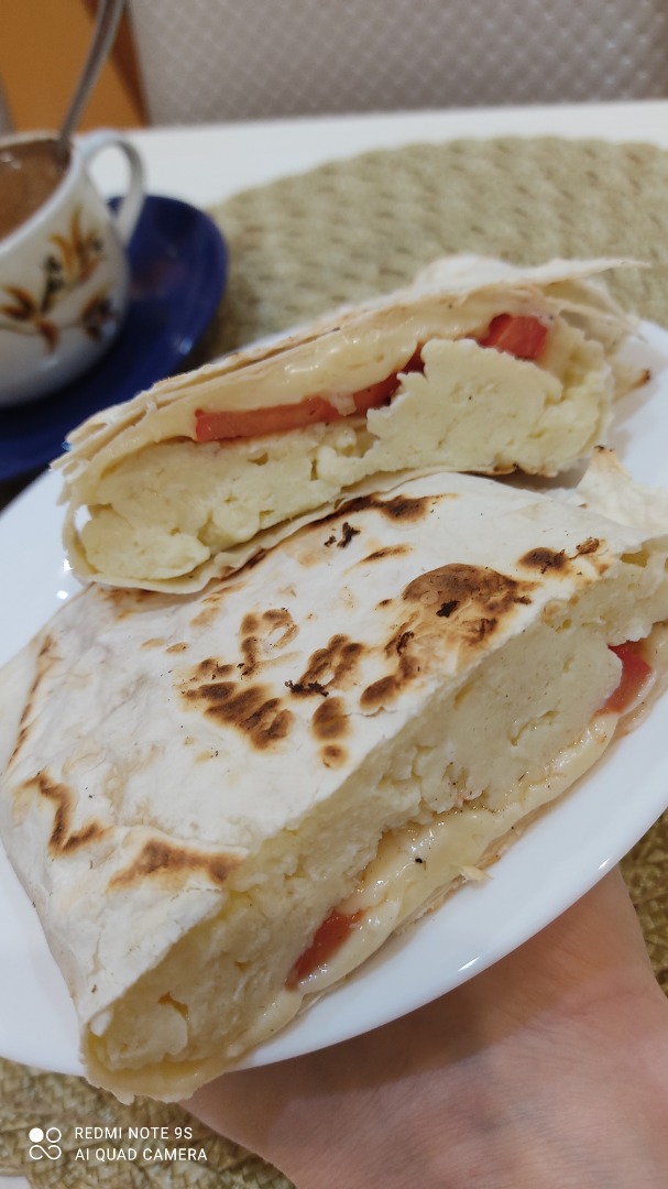 Скрэмбл с помидором и сыром в лаваше