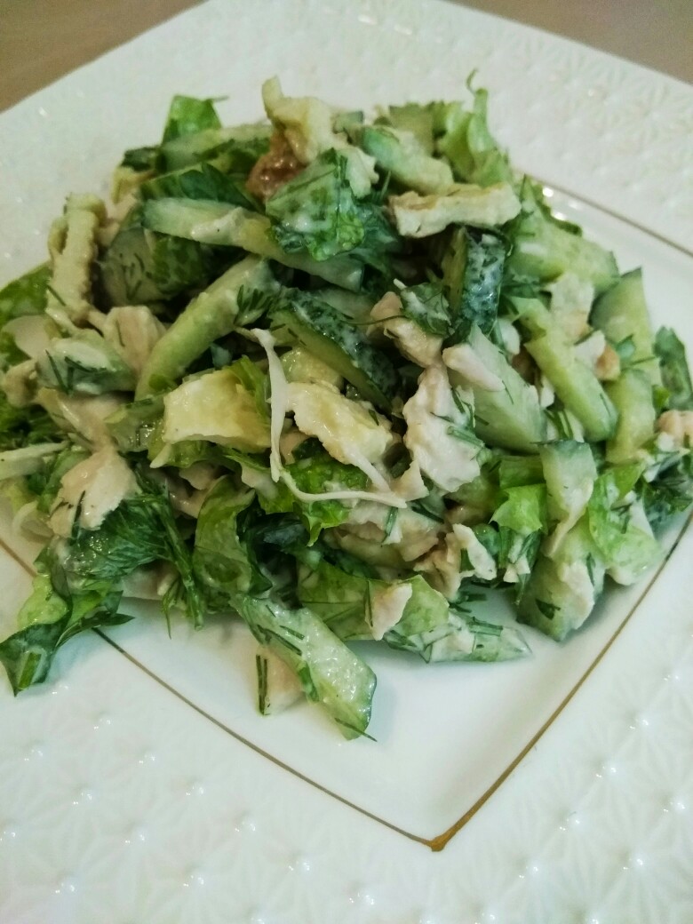 Свежий зелёный салат с курицей