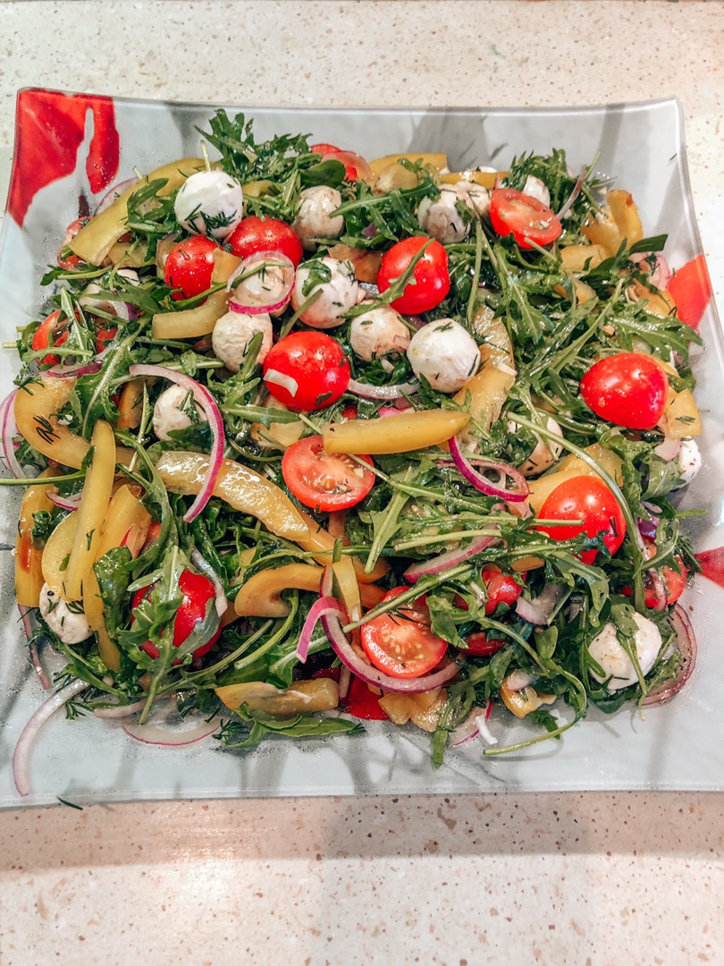 Салат из мини-моцареллы с маслинами и помидорами черри