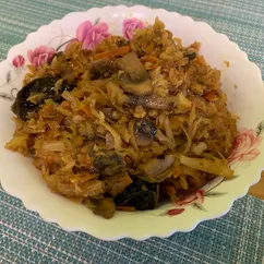 Тушеная капуста с грибами и черносливом (от бабушки)