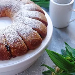 Шведский пирог с изюмом, орехами и специями