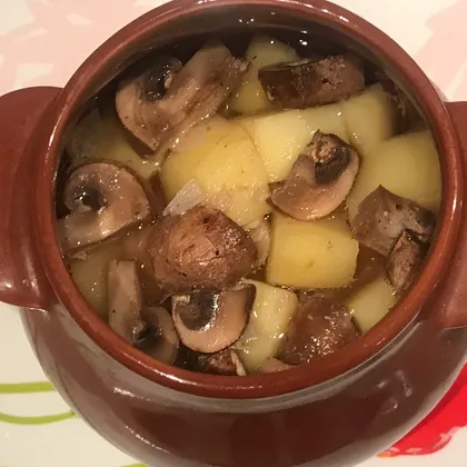 Горшочек со свининой, грибами и картофелем