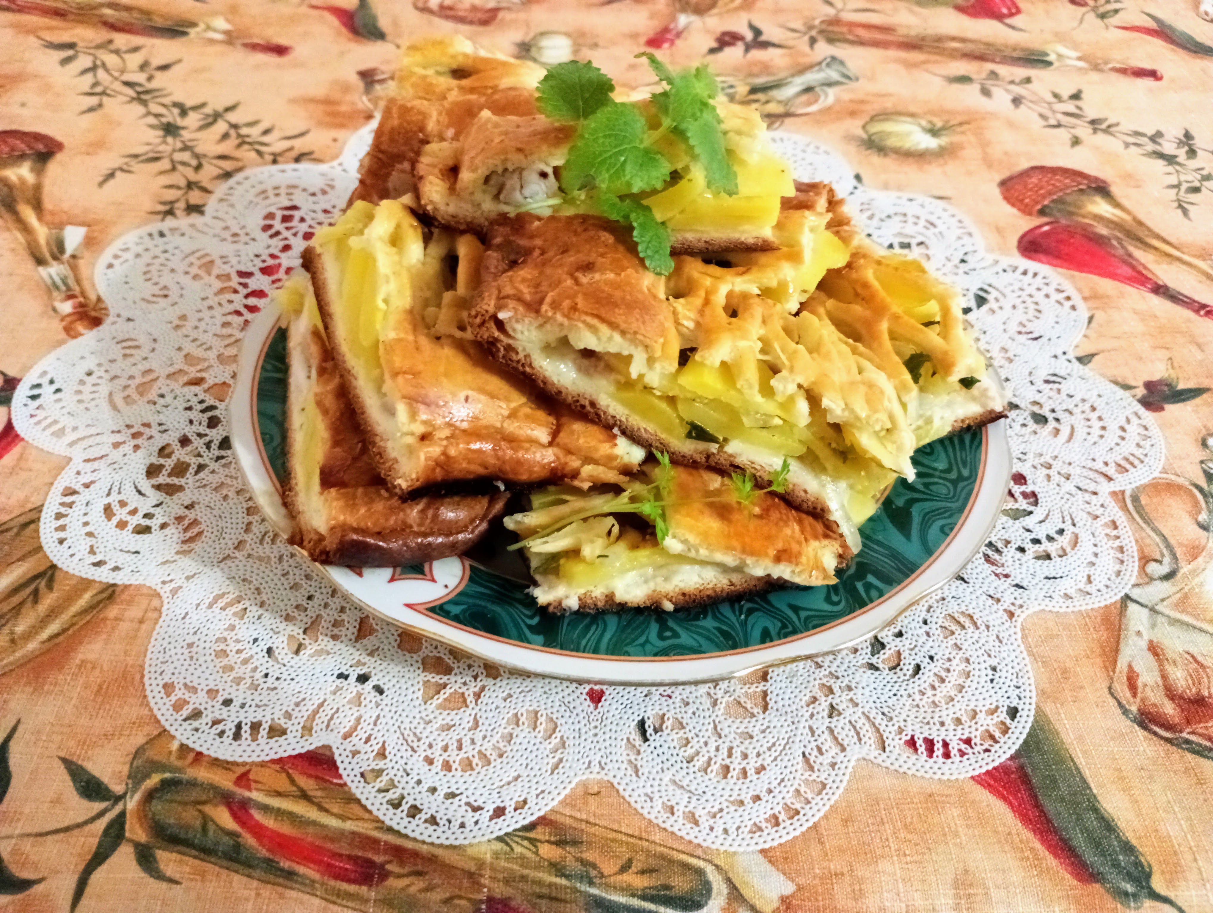 Пирог с картофелем и курицей из слоеного теста